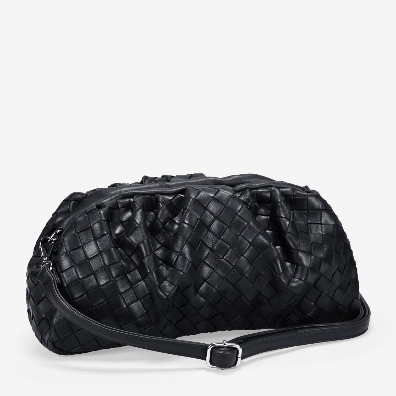 Bolso clutch negro con trenzado