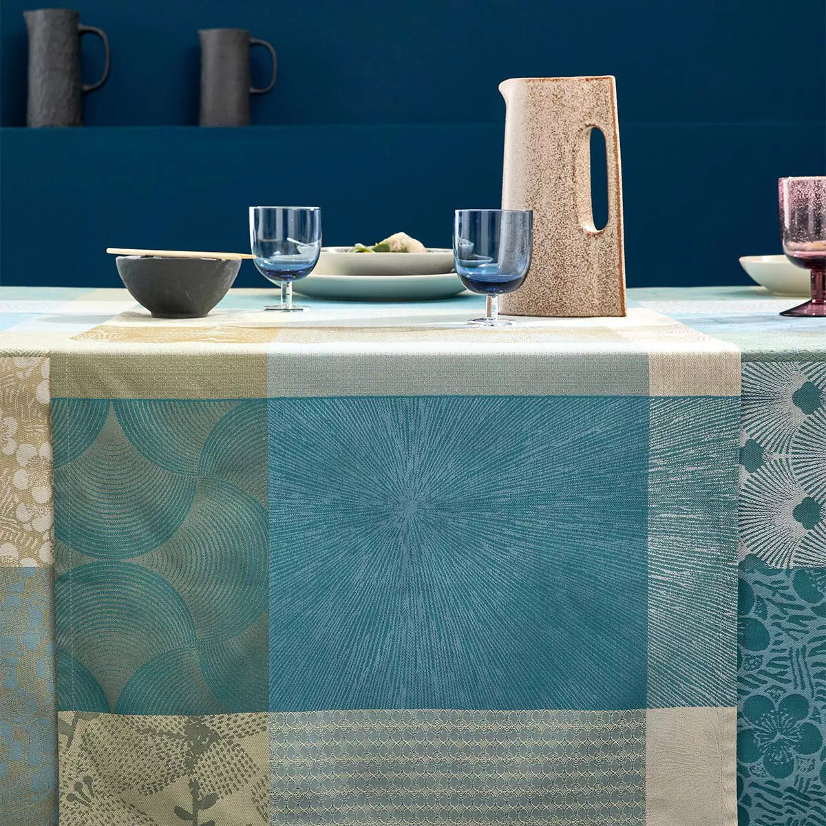 Chemin de table pur coton motif jacquard bleu beige Mille zen ecume