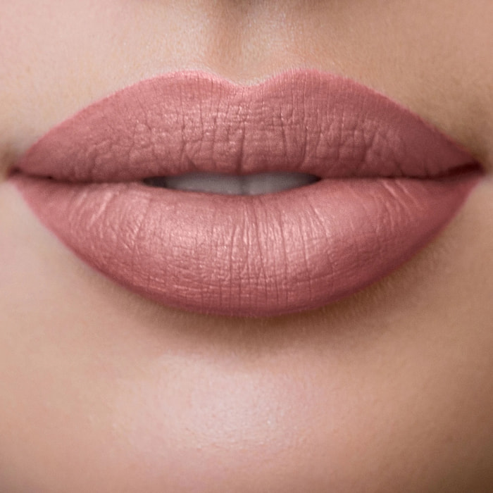 LIP BLUSH BLURRED EFFECT LIPSTICK Rossetto idratante dal finish cloudy matt e dall'effetto soft focus