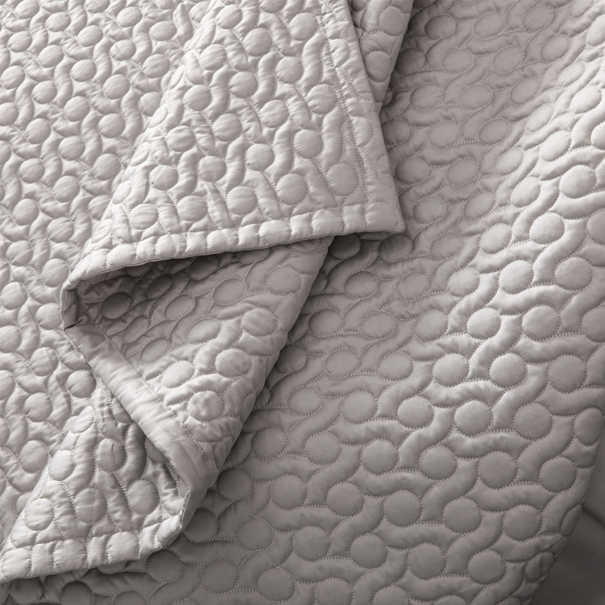 Couvre-lit matelassé uni en satin de coton bio, POESIE, Gris