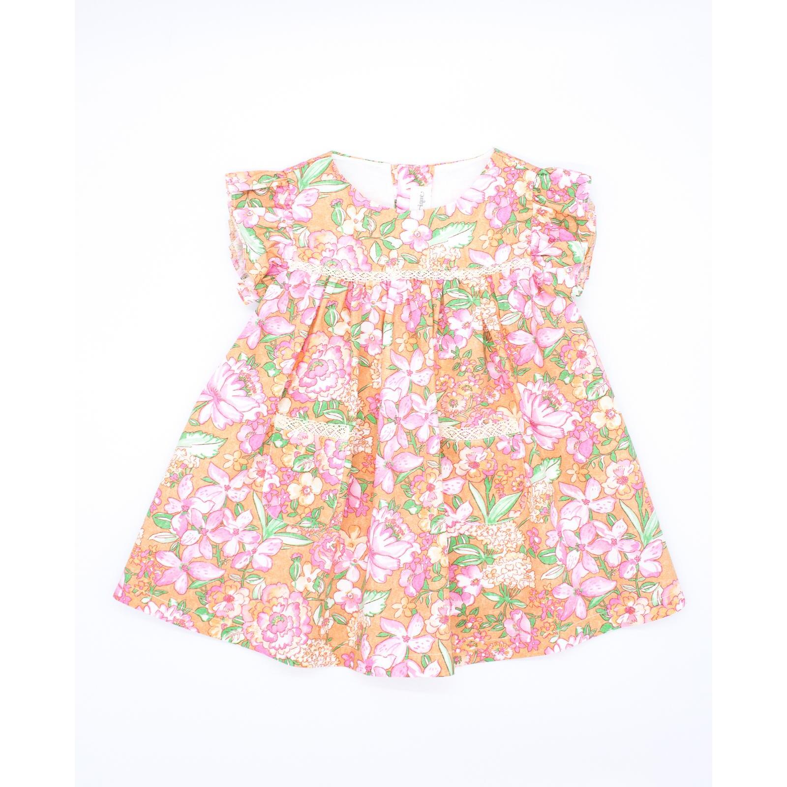 Vestido corto estampado de flores rojas, volantes en las sisas, bolsillos y falda fruncida.