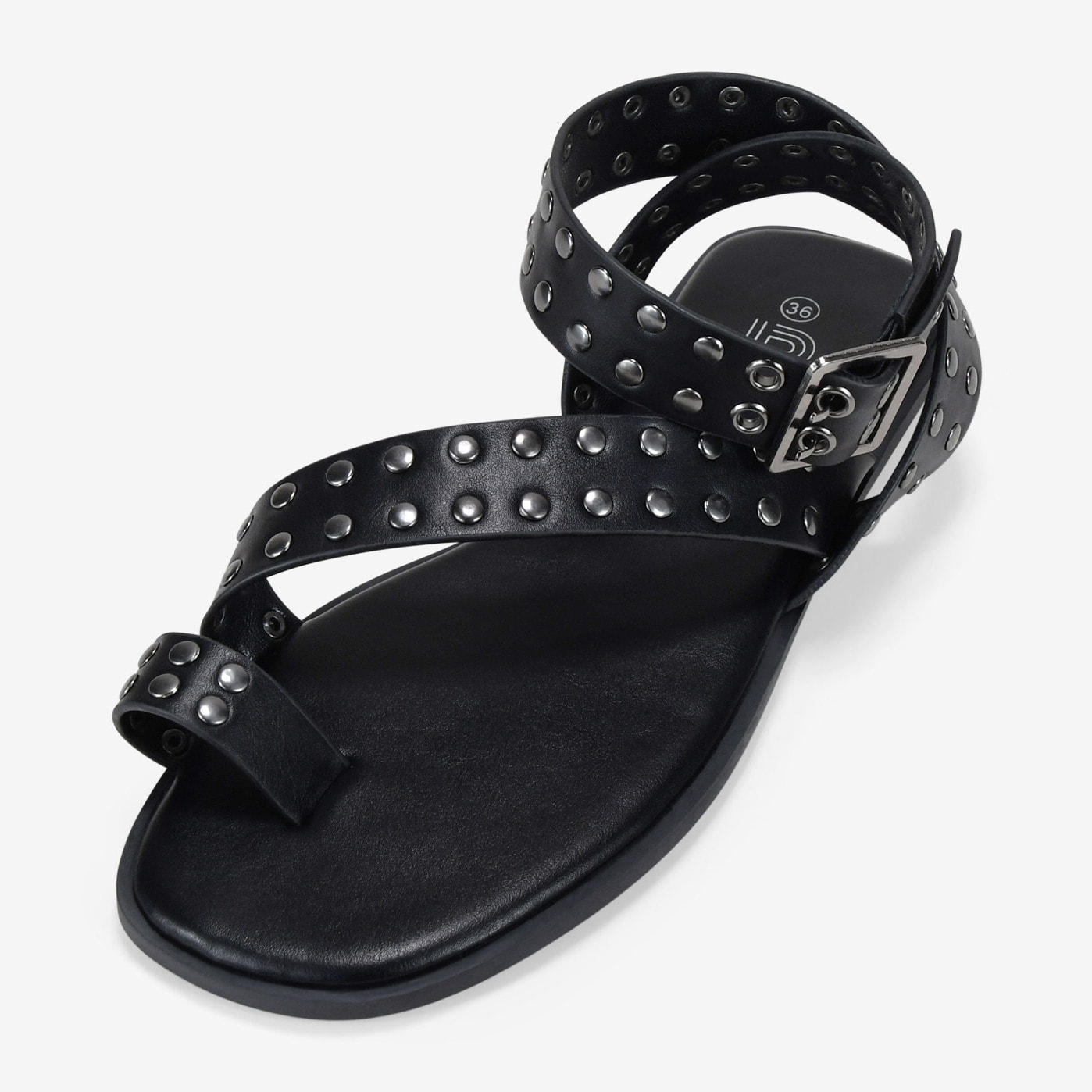 Sandalias planas negras con tachuelas metálicas