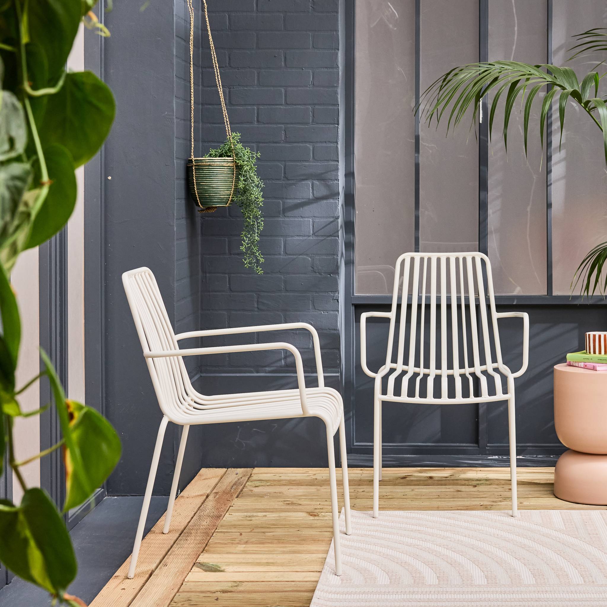 Lot de 2 fauteuils de jardin FLORIDA blanc empilable en acier. L 59 x P 53.5 x H 78 cm