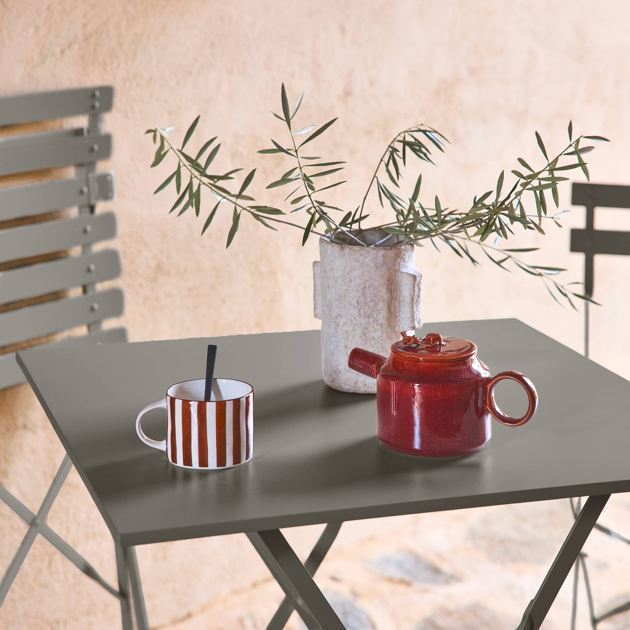 Table de jardin bistrot pliante métal + 2 assises kaki 70 x 70cm. acier thermolaqué