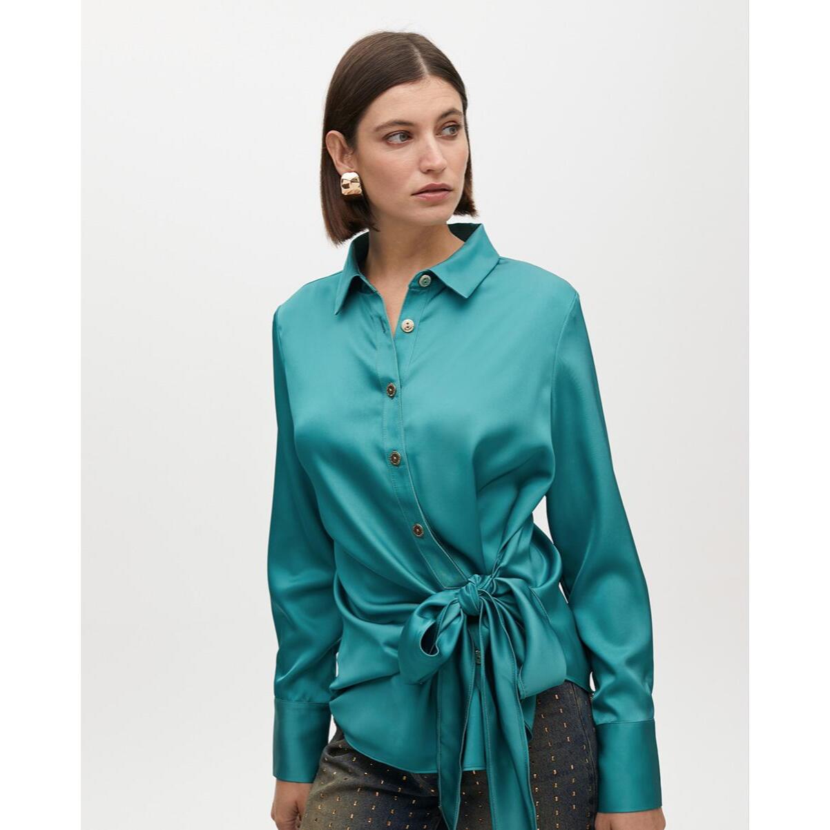 Camicia con Colletto e Dettaglio Nodo in Basso