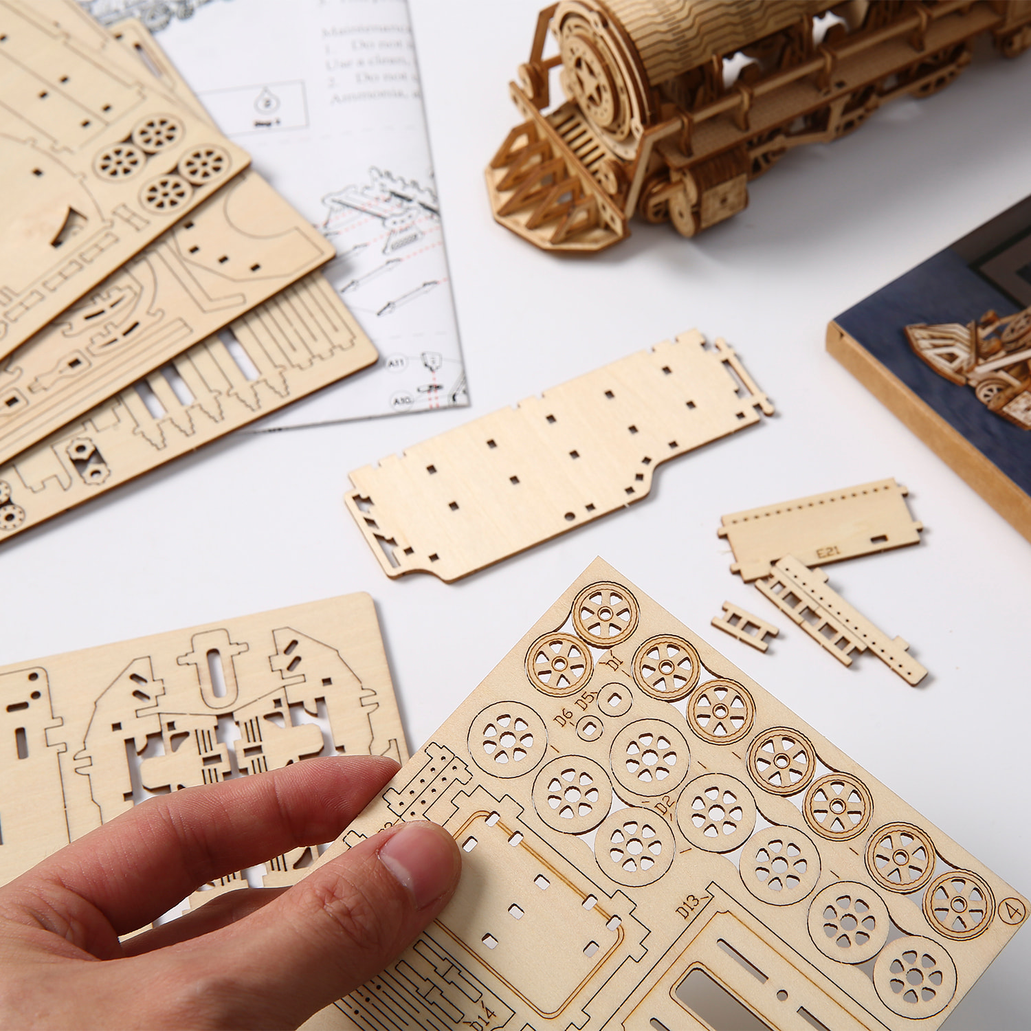 Modello di Legno 3D, design di Treno a vapore con movimento meccanico. 282 pezzi.