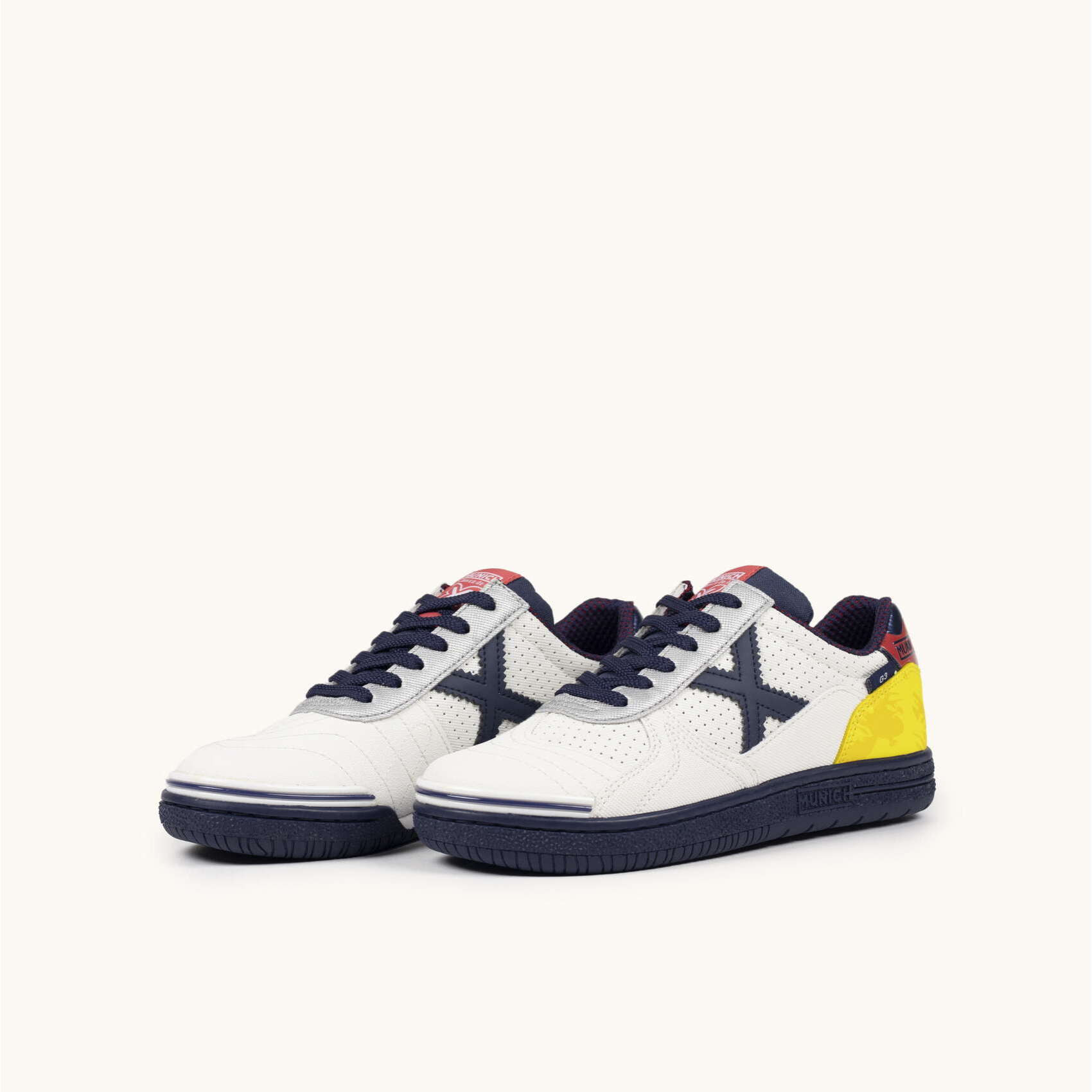 Zapatilla de Fútbol Sala Infantil Blanca con Detalles Amarillo y Azul MUNICH G-3 KID 451