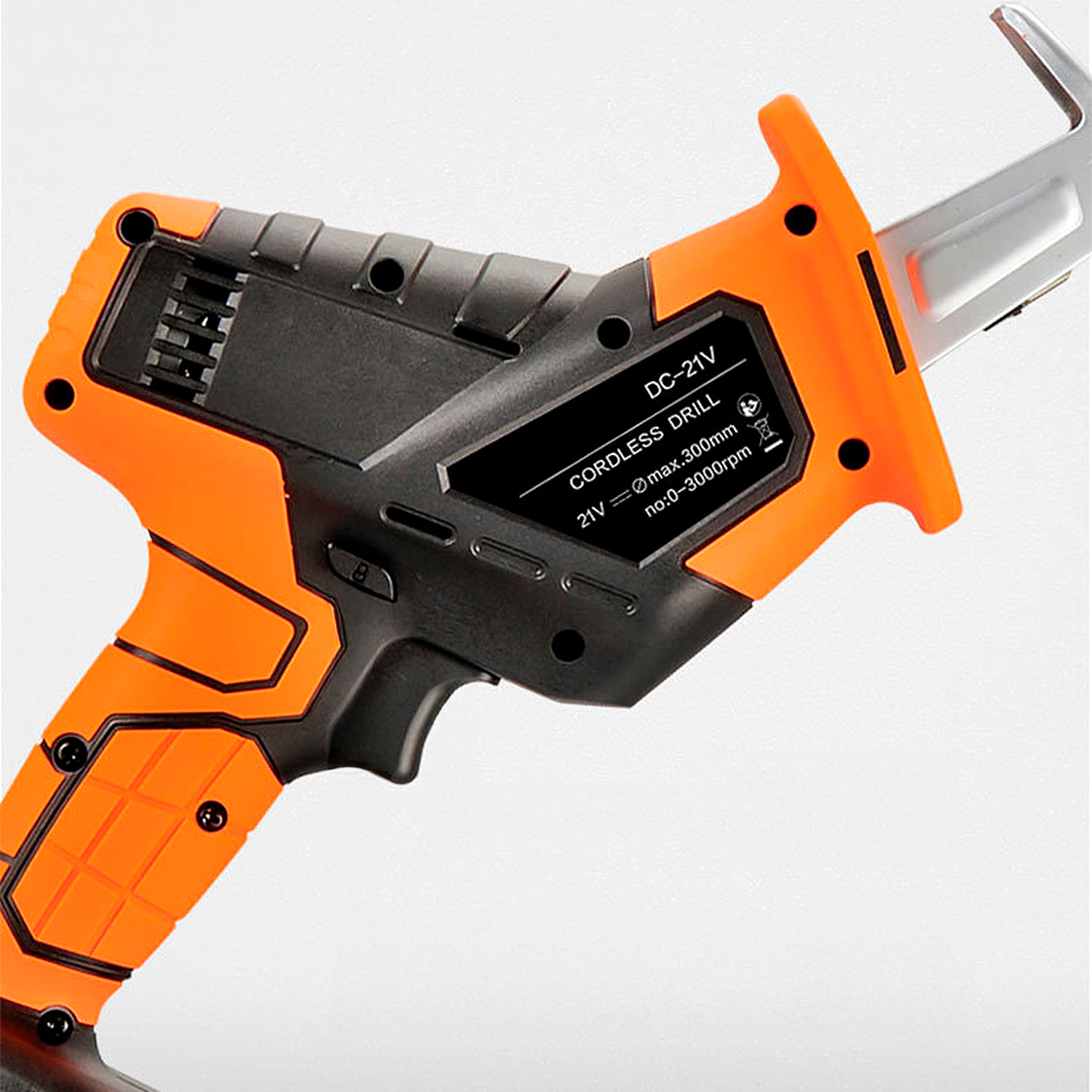 Sierra de sable eléctrica inalámbrica con 3000 rpm y batería de 21V. Con 6 hojas de distintos tamaños para diferentes cortes.