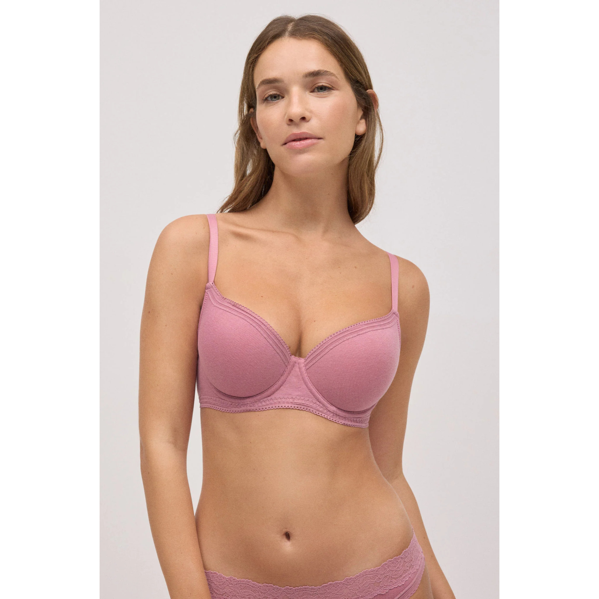 Reggiseno con ferretto imbottito a coste e pizzo rosa, coppe B e C