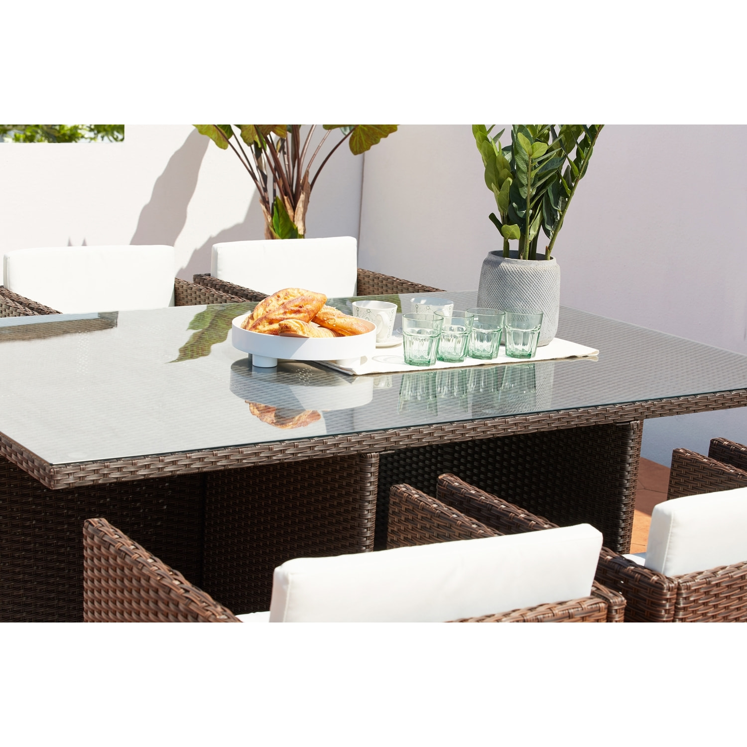 Table et chaises 8 places encastrables résine marron-blanc REGINA