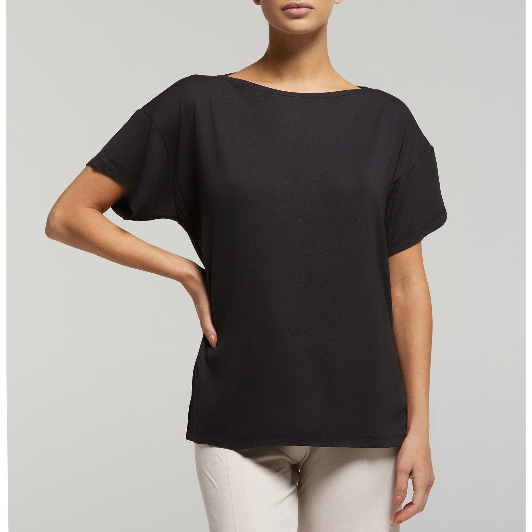 Maglia manica corta scollo barchetta in viscosa sostenibile vestibilità over