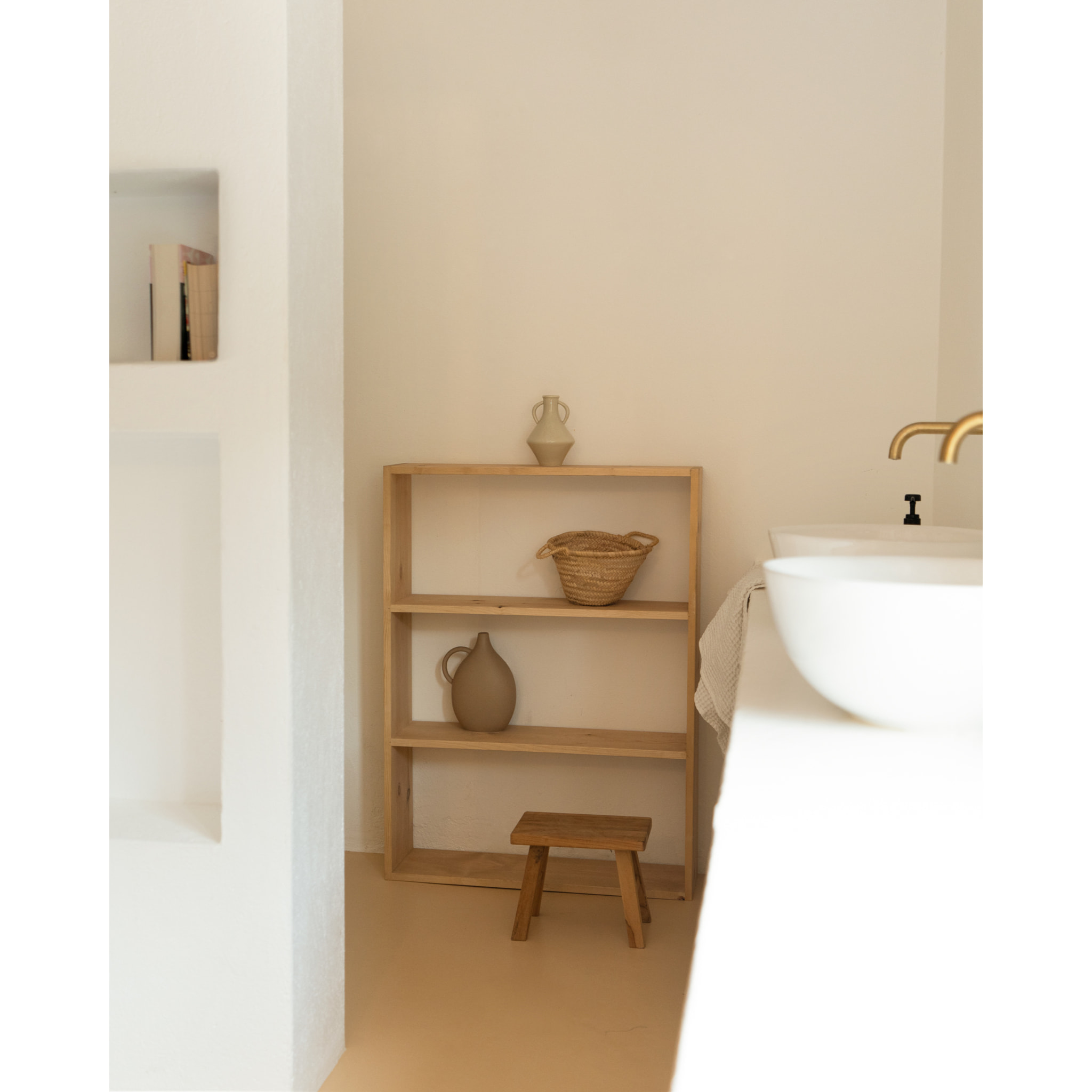 Estantería de madera maciza tono roble medio con 2 estantes Alto: 110 Largo: 80 Ancho: 20