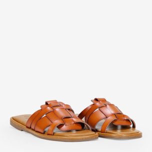 Sandalias planas marrones con tiras cruzadas