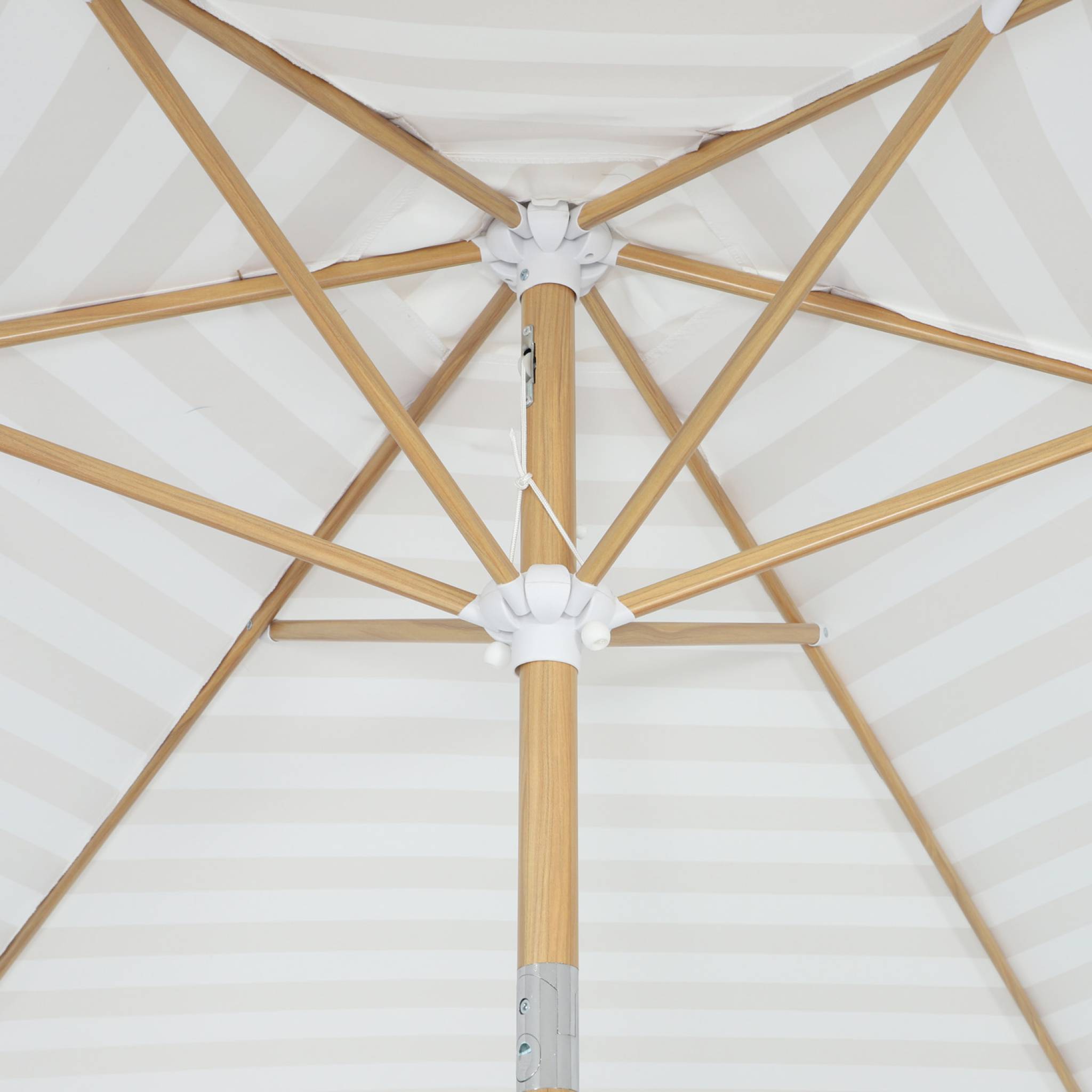 Parasol droit rond rayures beige Ø293cm mât central en aluminium imitation bois. orientable et manivelle d'ouverture