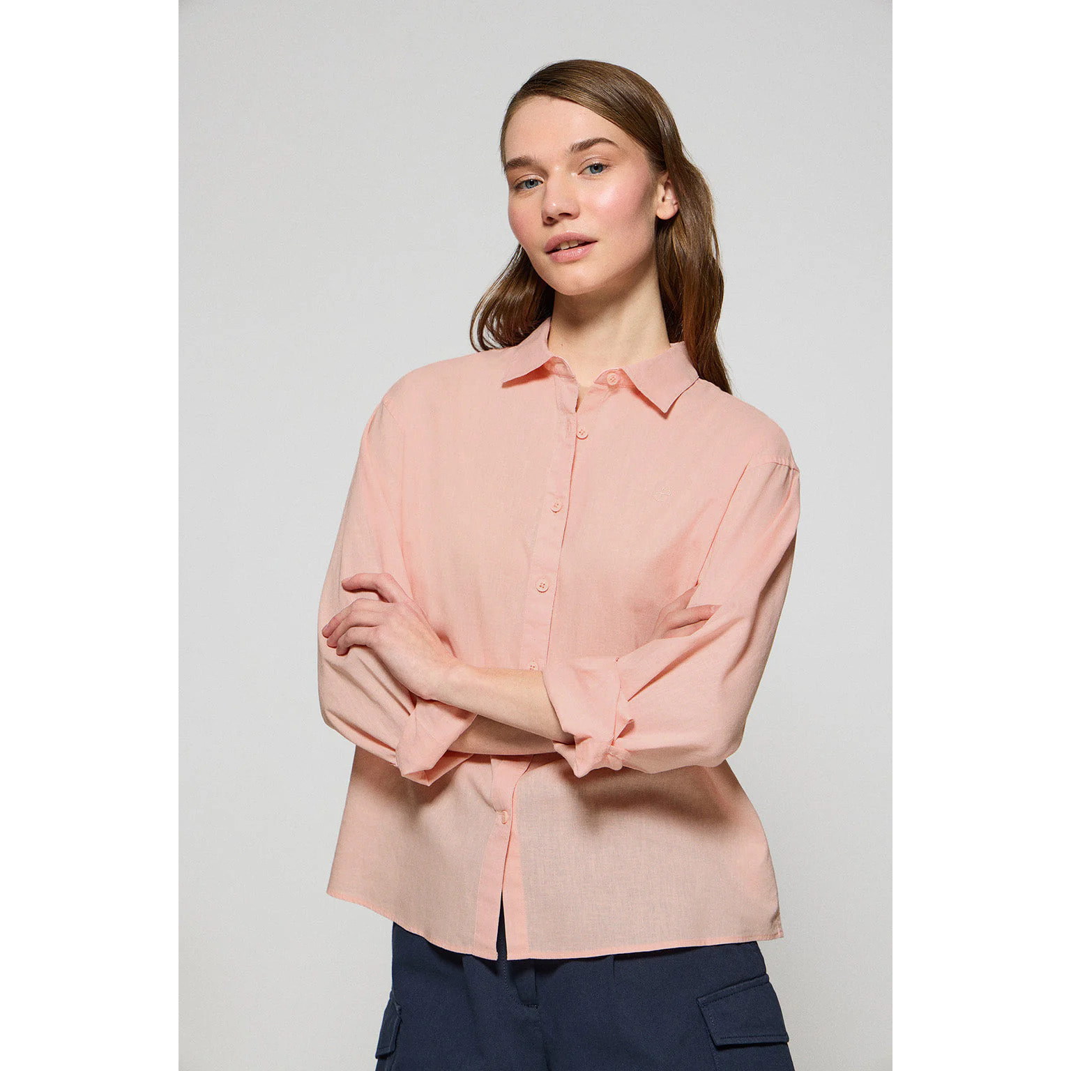 Camisa color salmón loose fit de lino y algodón con monograma bordado