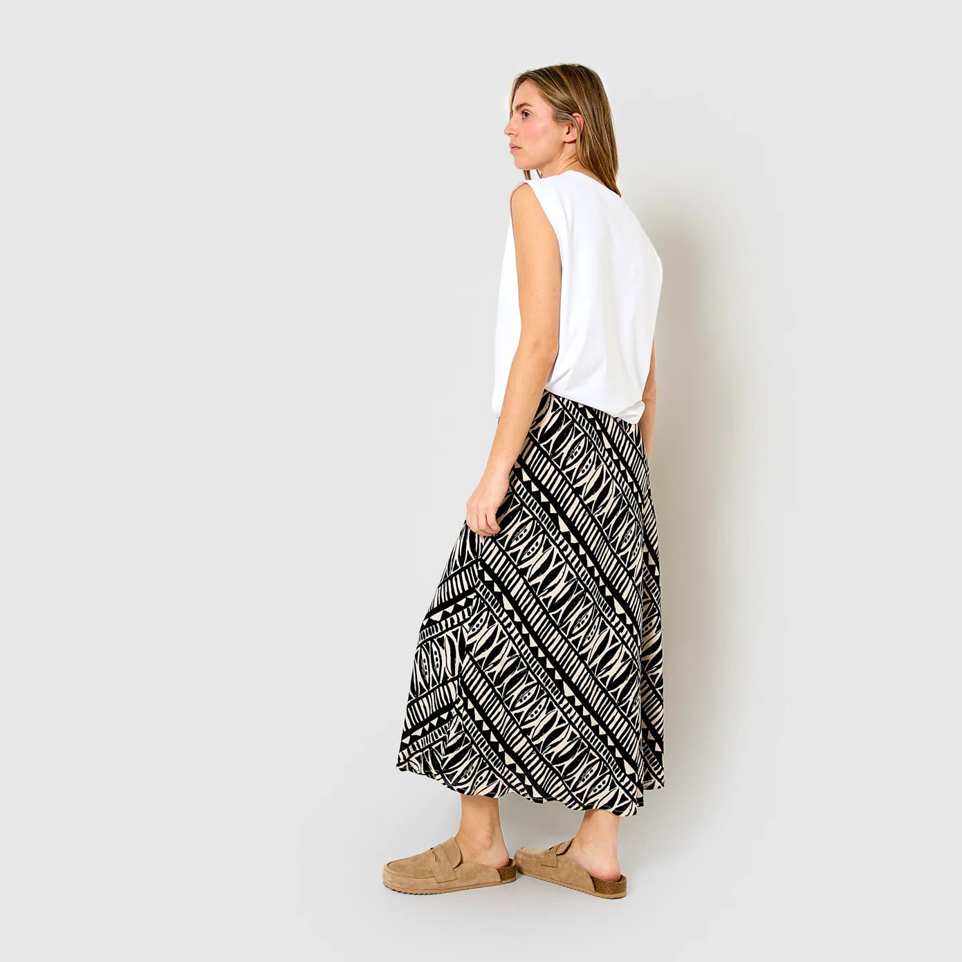 Falda midi bambula detalles plisados tepec negro