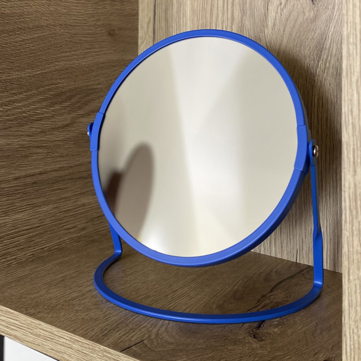 Miroir grossissant sur pied Acier AKIRA Bleu roi Spirella