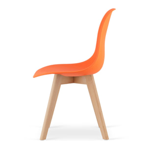 Sedia di design Kito arancione con gambe in legno di faggio