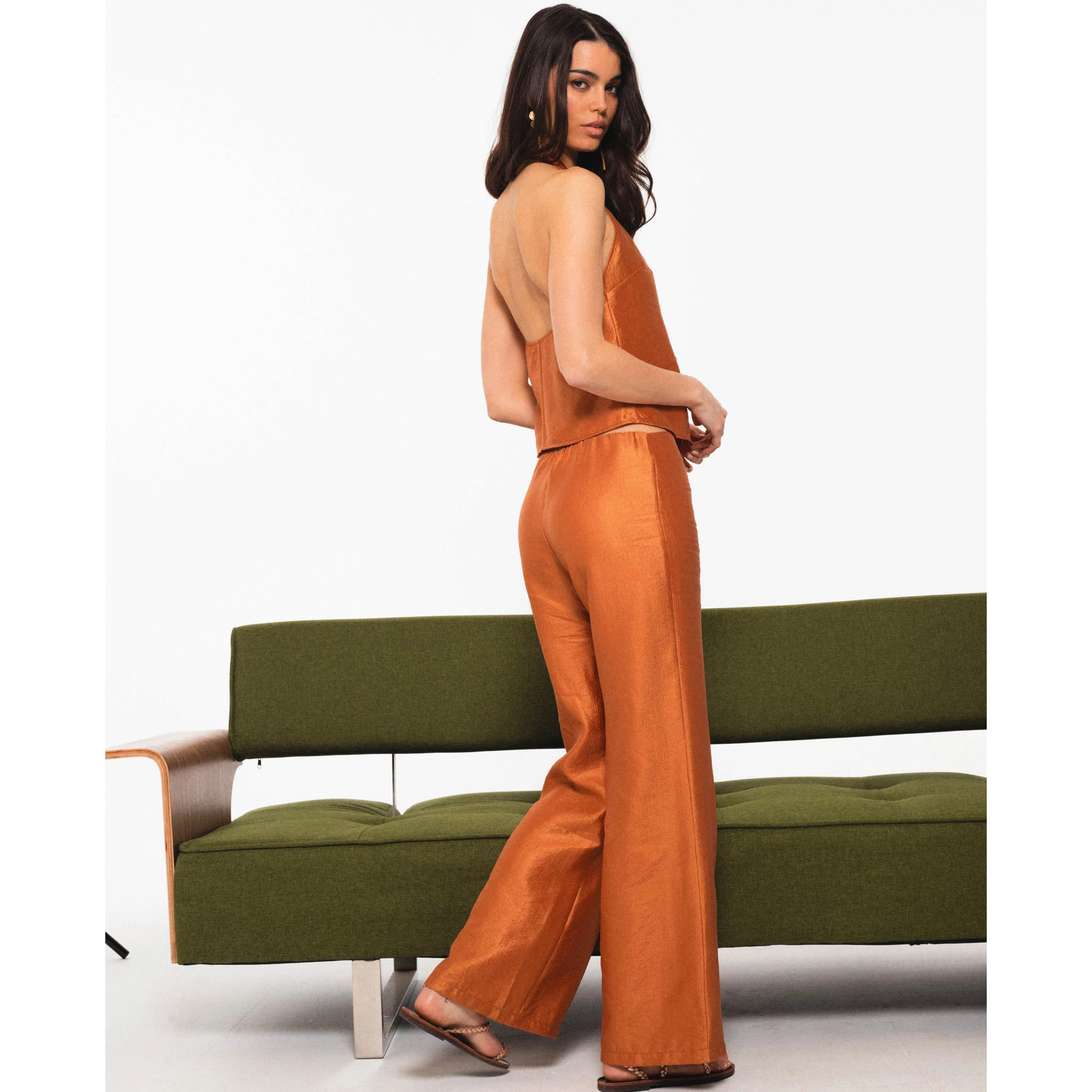 Pantalón recto satinado.