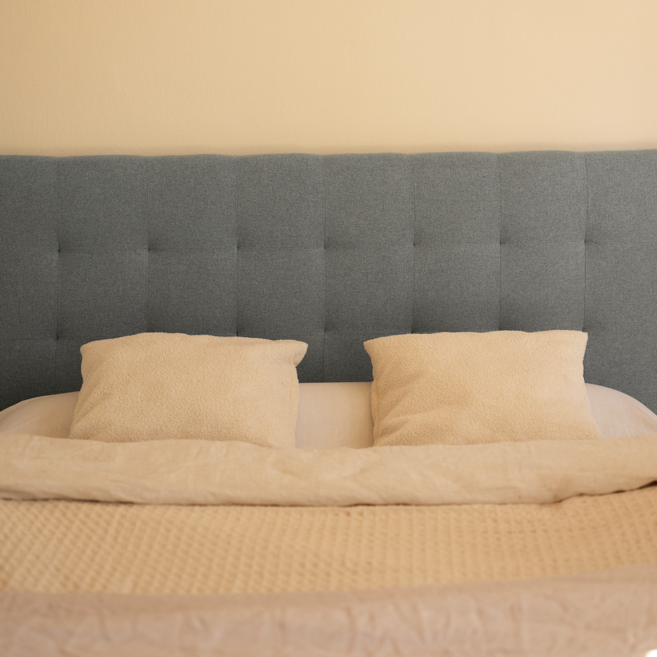 Cabecero tapizado de poliester con pliegues en color azul de varias medidas