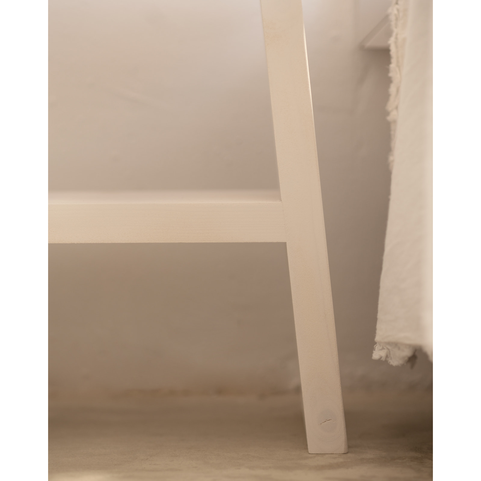 Table de chevet ou table d'appoint en bois massif 45x39cm en blanc Hauteur: 45 Longueur: 39 Largeur: 25
