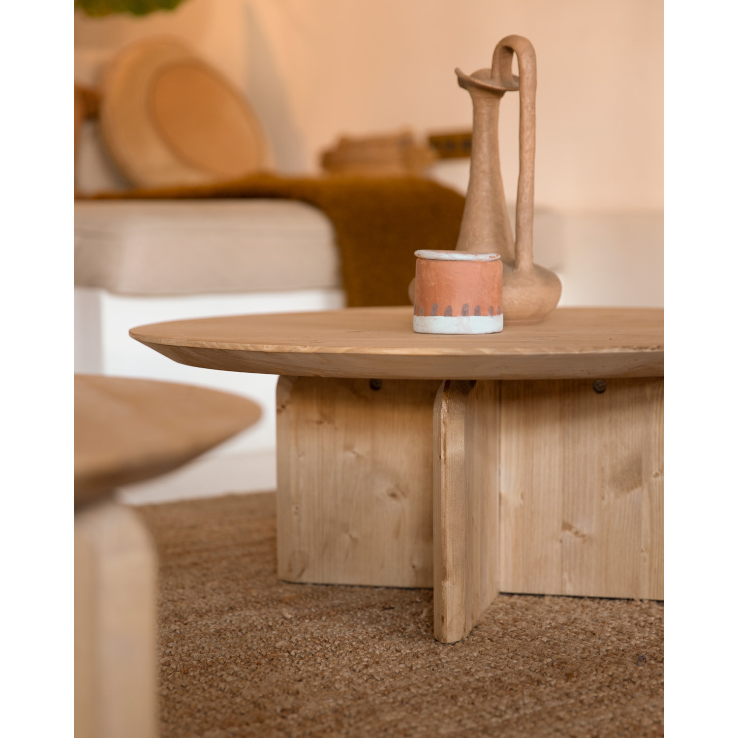 Table basse ronde en bois massif ton chêne moyen en différentes tailles