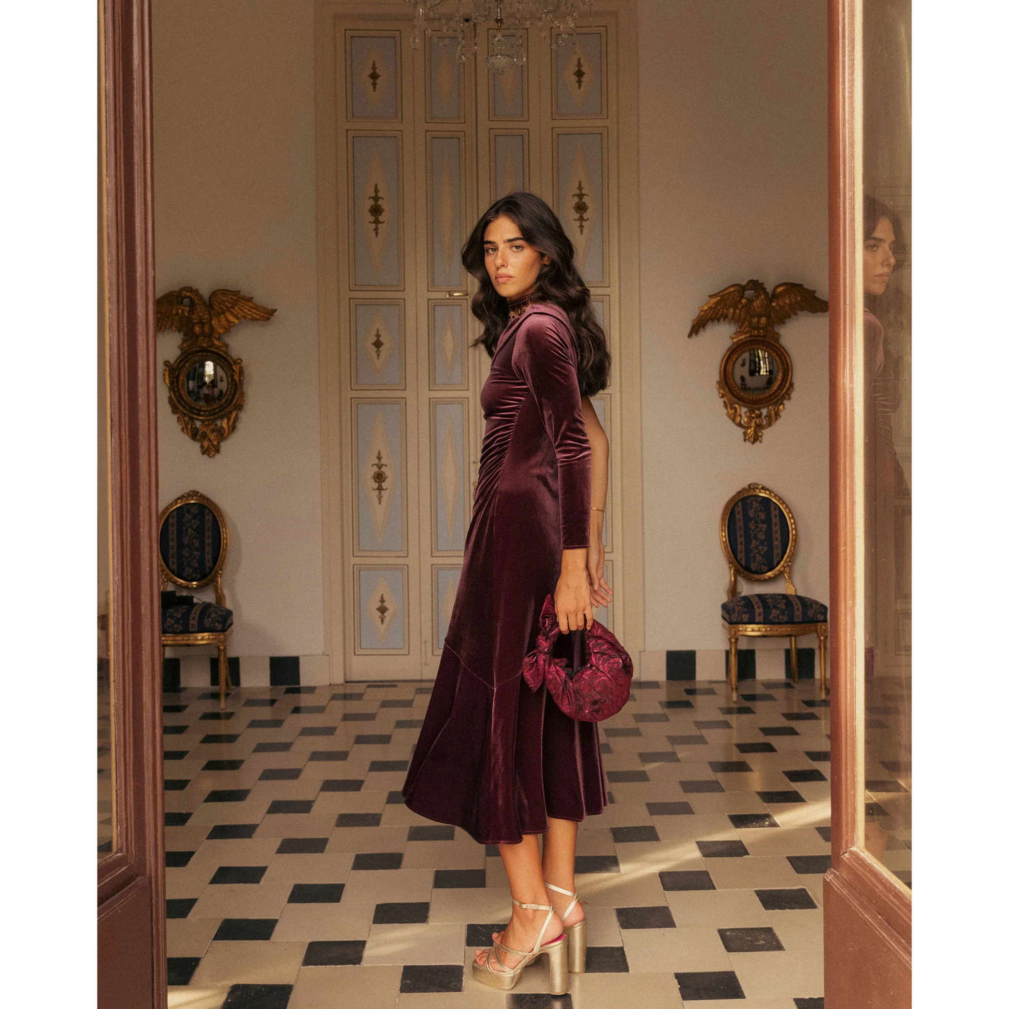 Vestido midi con escote asimétrico, frunce lateral y volante en el bajo