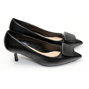 Dècolletè pumps in simil pelle con tacco basso e dettaglio sulla punta