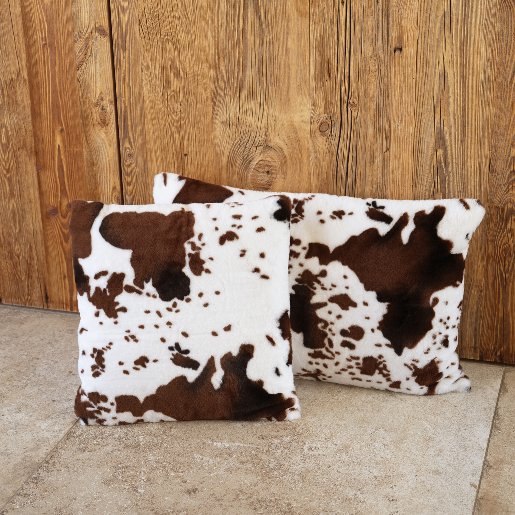 Coussin garni à motif peau de vache et dos en velours - Marron Foncé