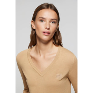 Jersey básico color camel de cuello pico y logo bordado al tono