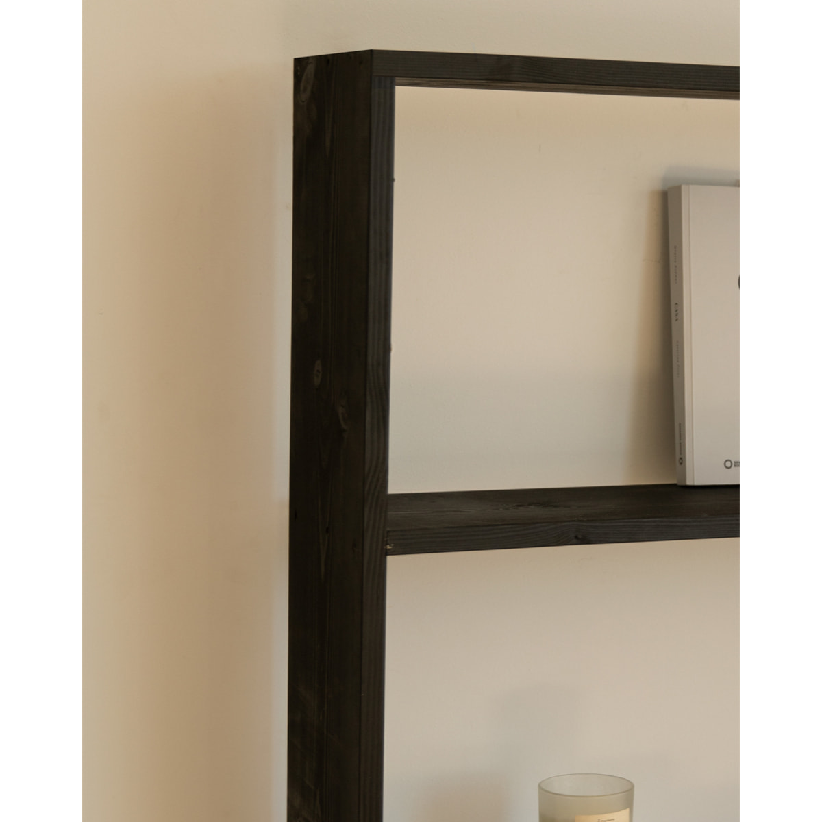 Estantería de madera maciza tono negro con 4 estantes Alto: 182 Largo: 80 Ancho: 20