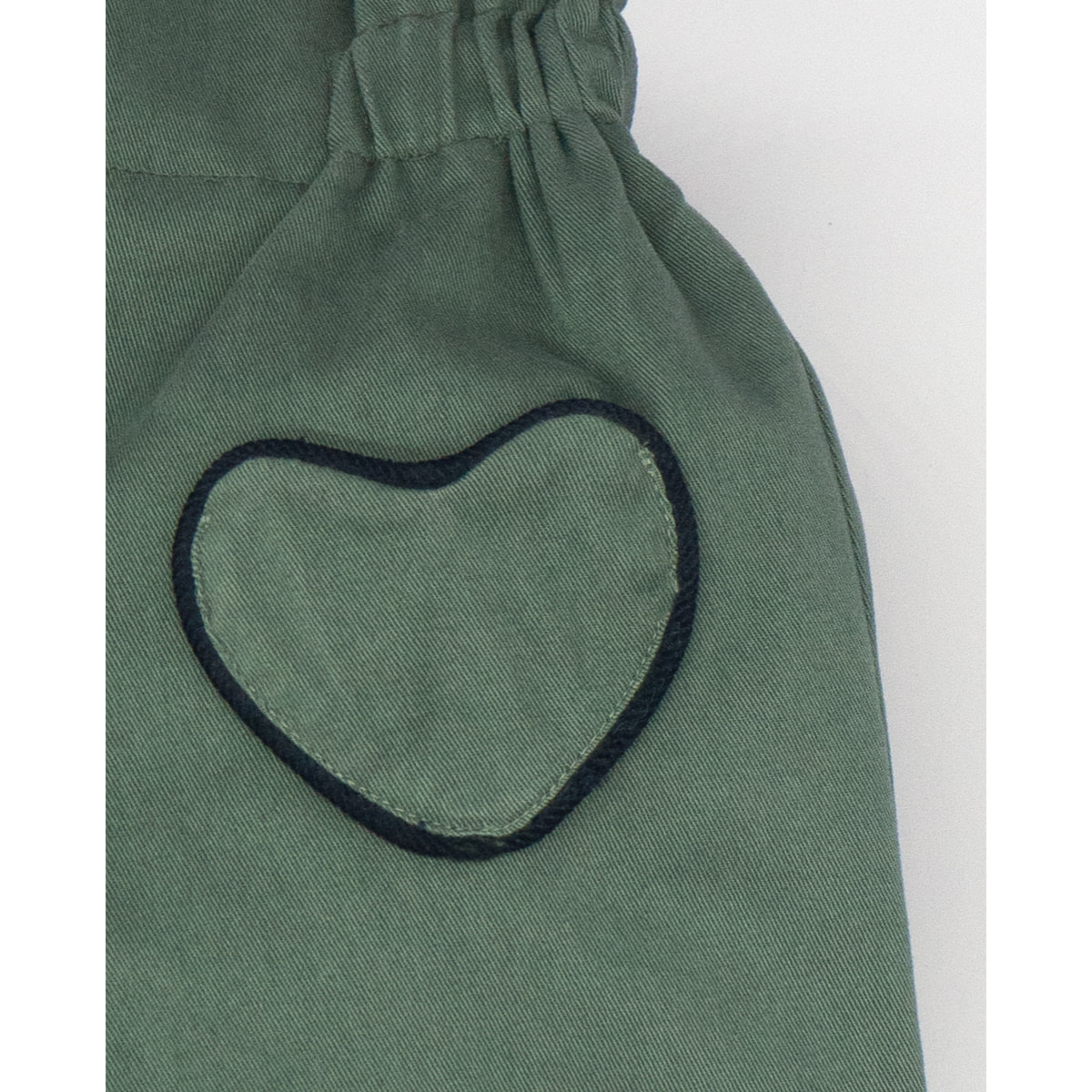 PANTALÓN BOLSILLOS CORAZÓN SARGA VERDE