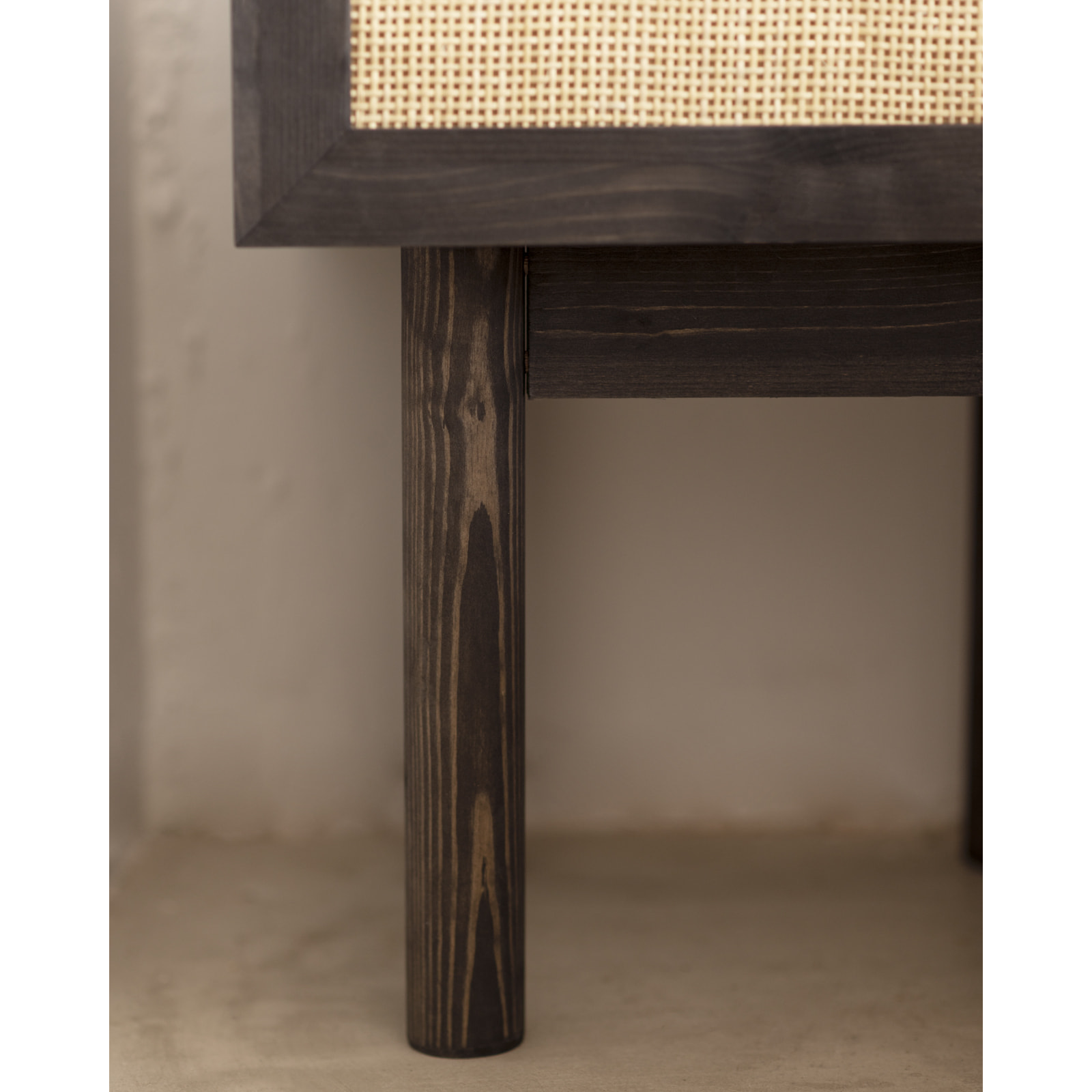 Chevet en bois massif et raphia avec un tiroir noir 40x45cm Hauteur: 45 Longueur: 40 Largeur: 37