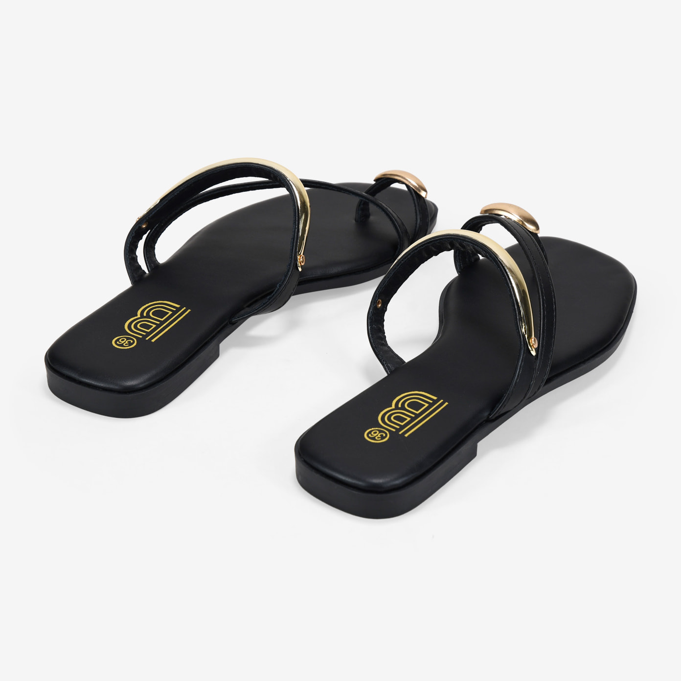 Sandalias de dedo negras con anillo y pulsera metálicos