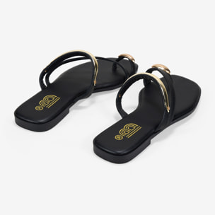 Sandalias de dedo negras con anillo y pulsera metálicos