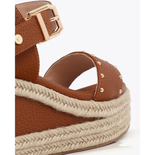 Scarpa con zeppa con suola effetto rafia e dettagli metallici