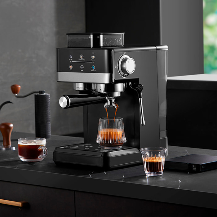 Cafetera 5520 con 20 niveles de molido, extracción dual para café caliente y frío, vapor potente, tanque 1,8L, 1350W y 20bar.