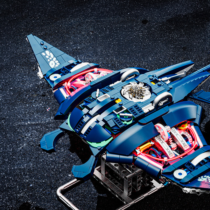 Maqueta 3D mecanizada de manta raya con 966 piezas, equipada con luces y mecanismo de manivela que permite movimiento dinámico.