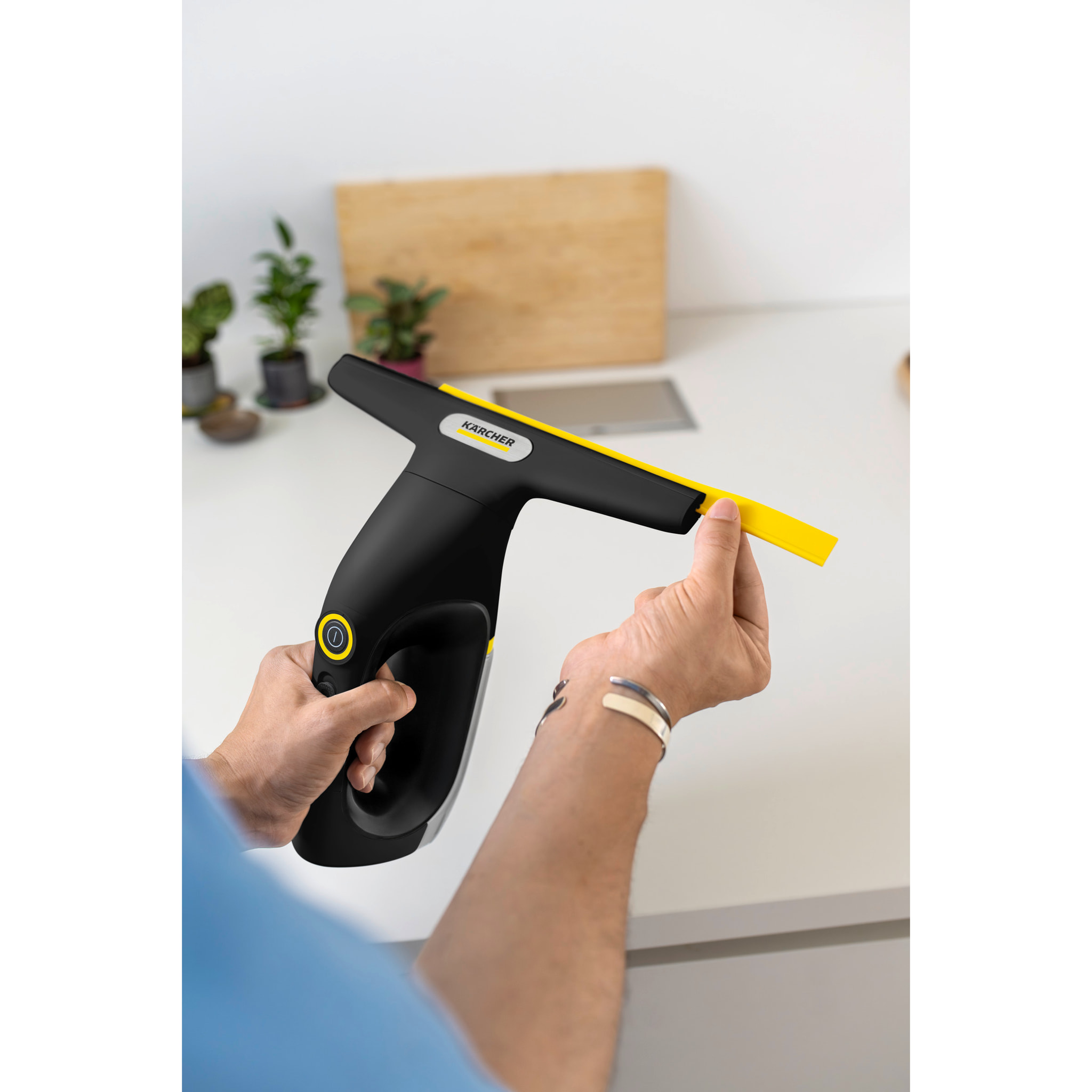 Nettoyeur de vitres Karcher WV 2 Universal Extra+ Black - autonomie 105m² - détergent 1l - chargeur USB-C
