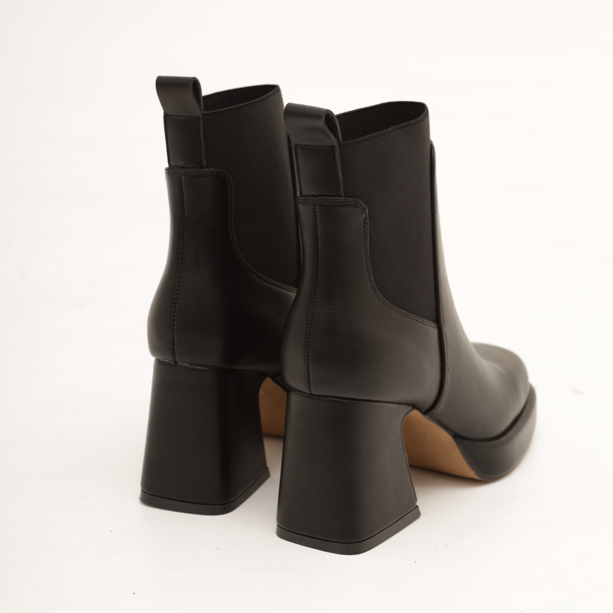 STIVALETTO ELASTICO E PLATEAU NERO