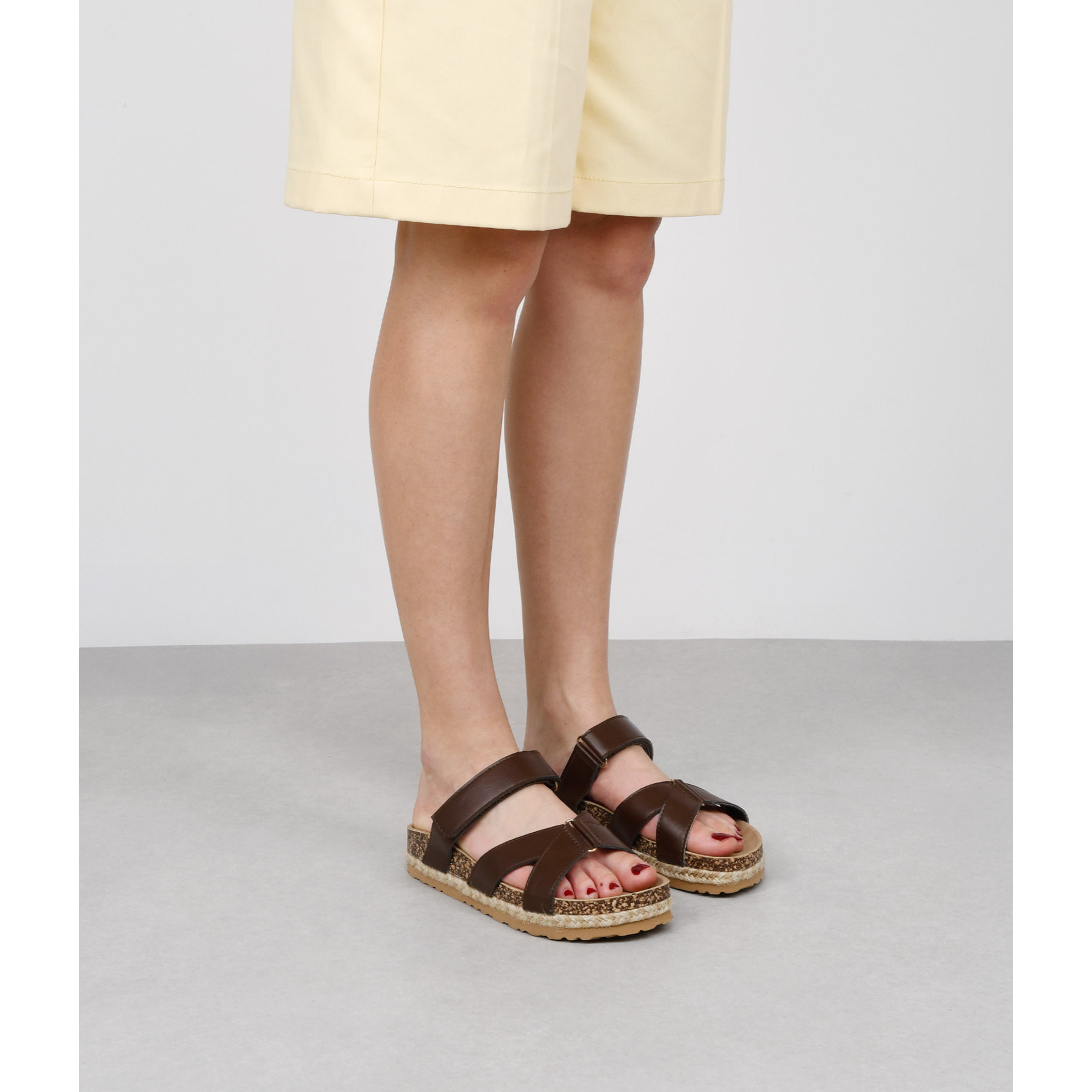 Sandalias planas marrones con suela de corcho y esparto