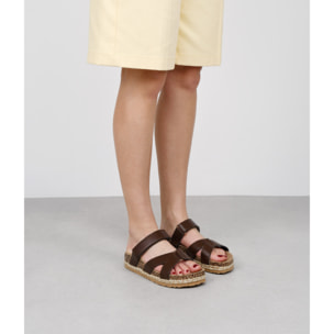 Sandalias planas marrones con suela de corcho y esparto