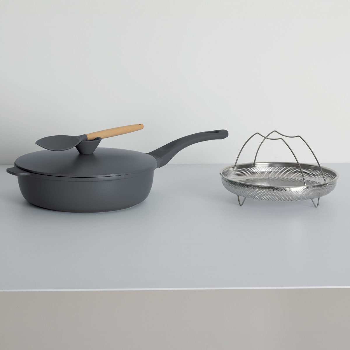 Sauteuse D28cm en fonte d aluminium gris