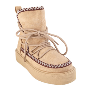 Stivaletti in simil camoscio imbottiti con stringhe e ricamo