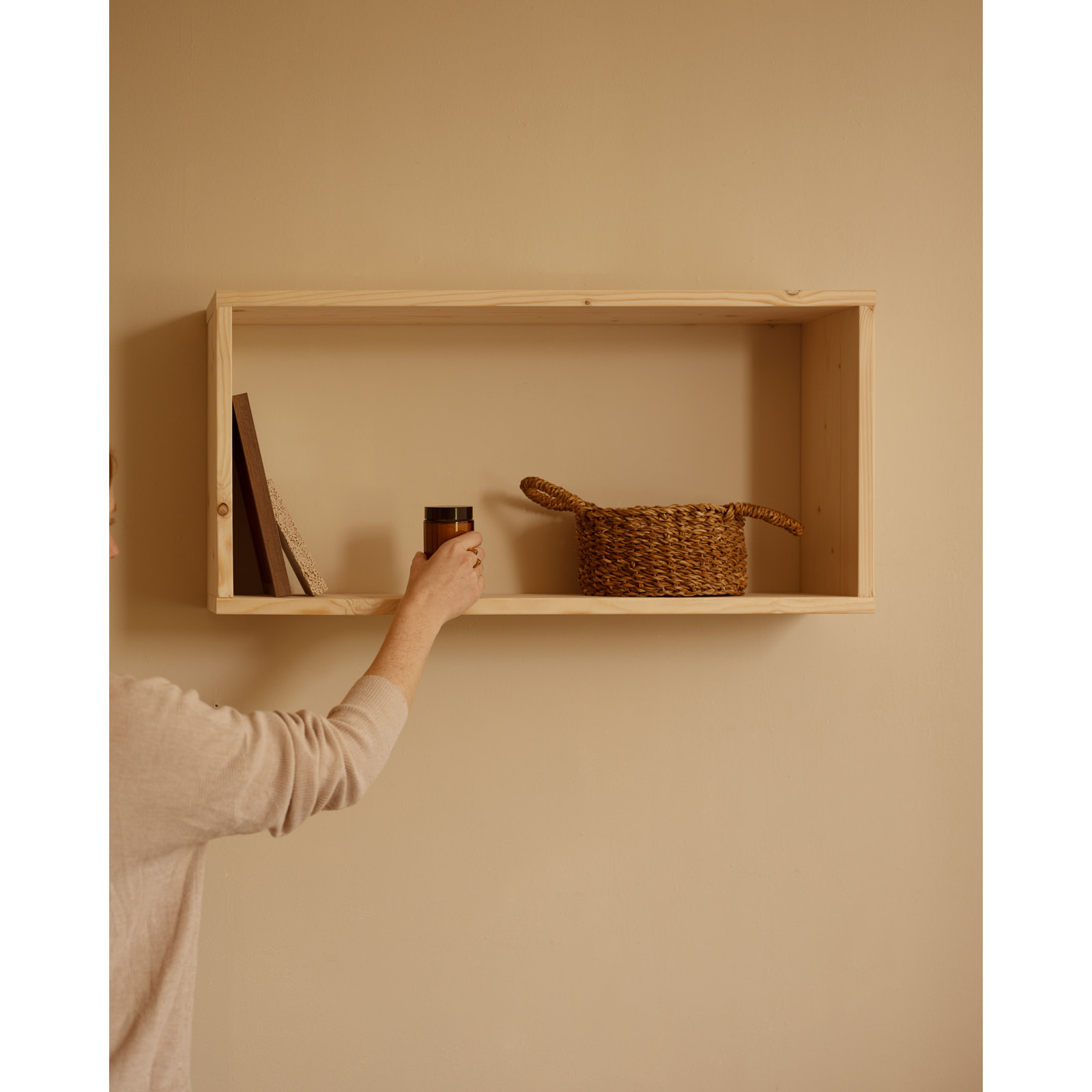 Mueble auxiliar de madera maciza en tono natural Alto: 38 Largo: 80 Ancho: 20