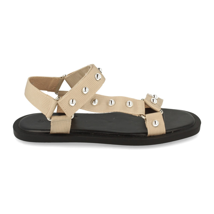 Sandalia Plana con Tachuelas y cierre autoadherente