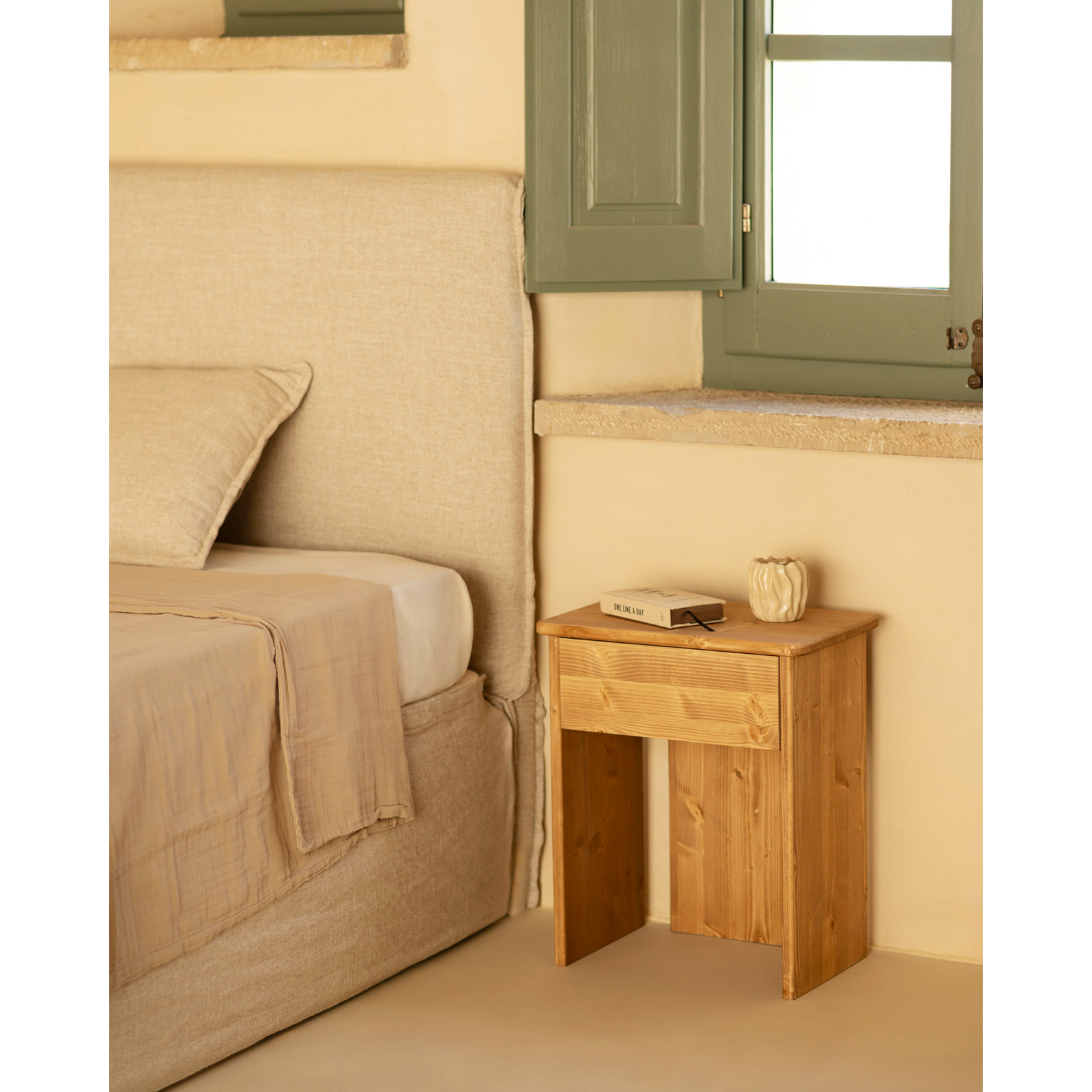 Mesita de noche de madera maciza en tono roble medio de 50x42cm Alto: 50 Largo: 42 Ancho: 27