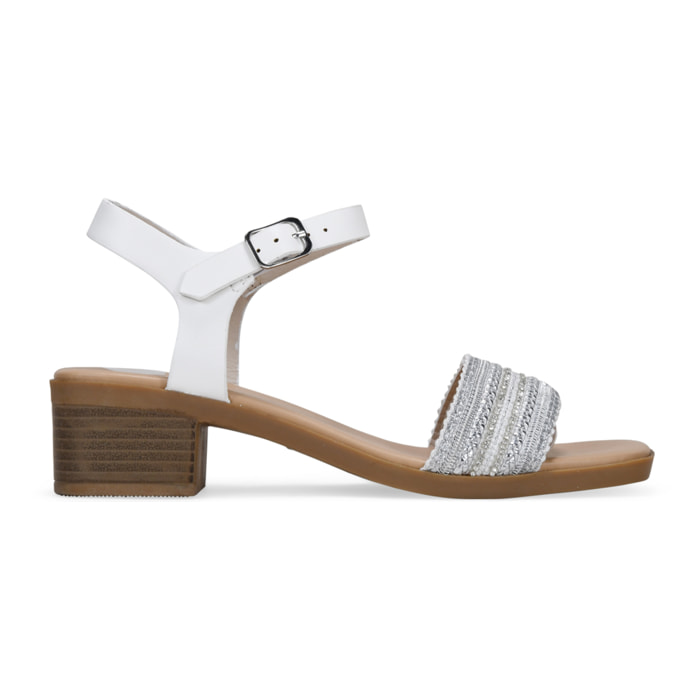 Sandalias de tacón blancas con brillantes