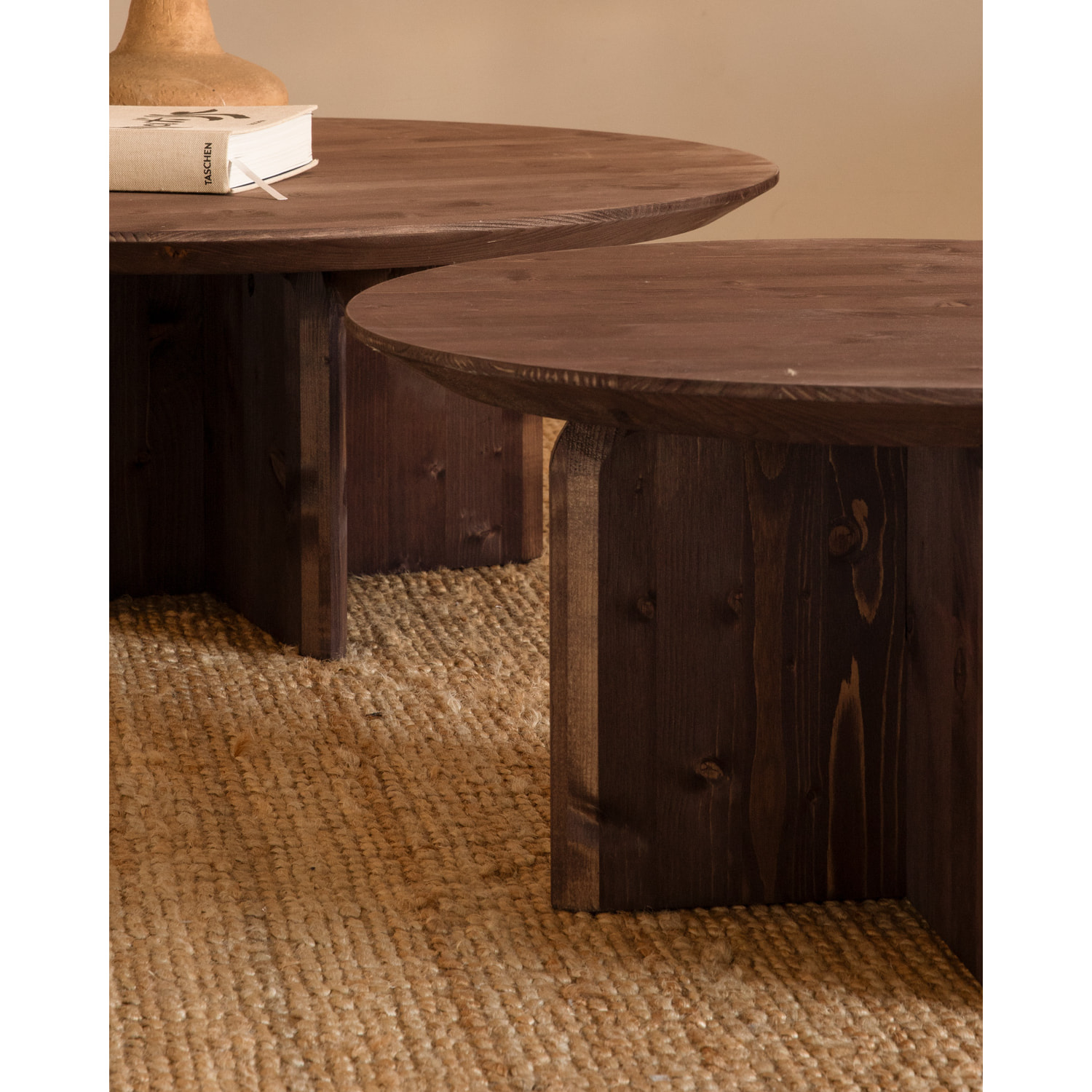 Table basse ronde en bois massif ton noyer en différentes tailles