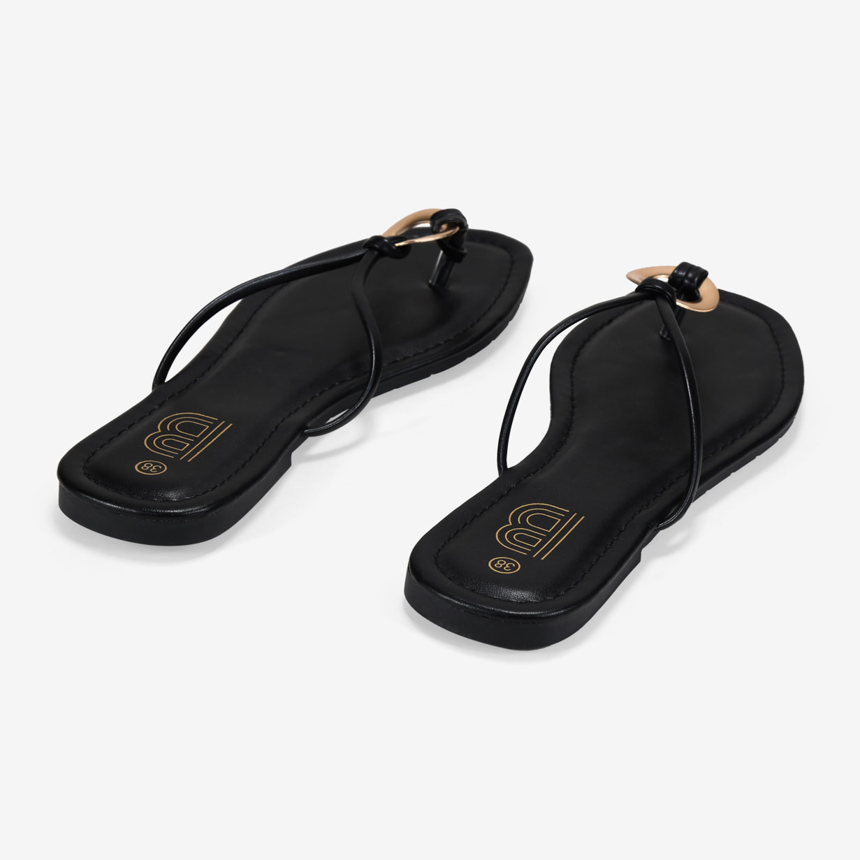 Sandalias de dedo negras planas con adorno metálico